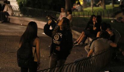 J&oacute;venes bebiendo alcohol en un botell&oacute;n