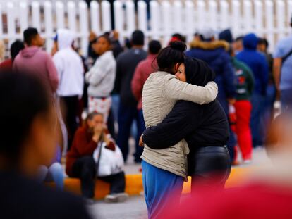 Dos familiares de reos del Cereso número 3 de Ciudad Juárez, se abrazan tras el motín del 1 de enero de 2022.