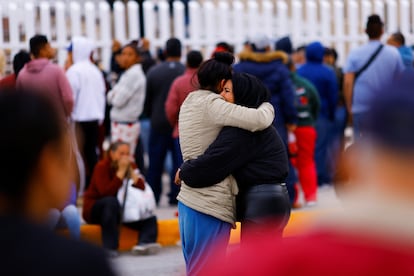 Dos familiares de reos del Cereso número 3 de Ciudad Juárez, se abrazan tras el motín del 1 de enero de 2022.