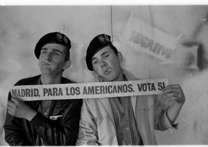 Dos soldados que hacían la mili, con un eslogan sobre el referéndum de entrada en la OTAN en 1983.