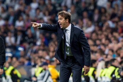 El entrenador del Real Madrid, Julen Lopetegui da instrucciones a sus jugadores durante el partido ante el Viktoria Pilsen.