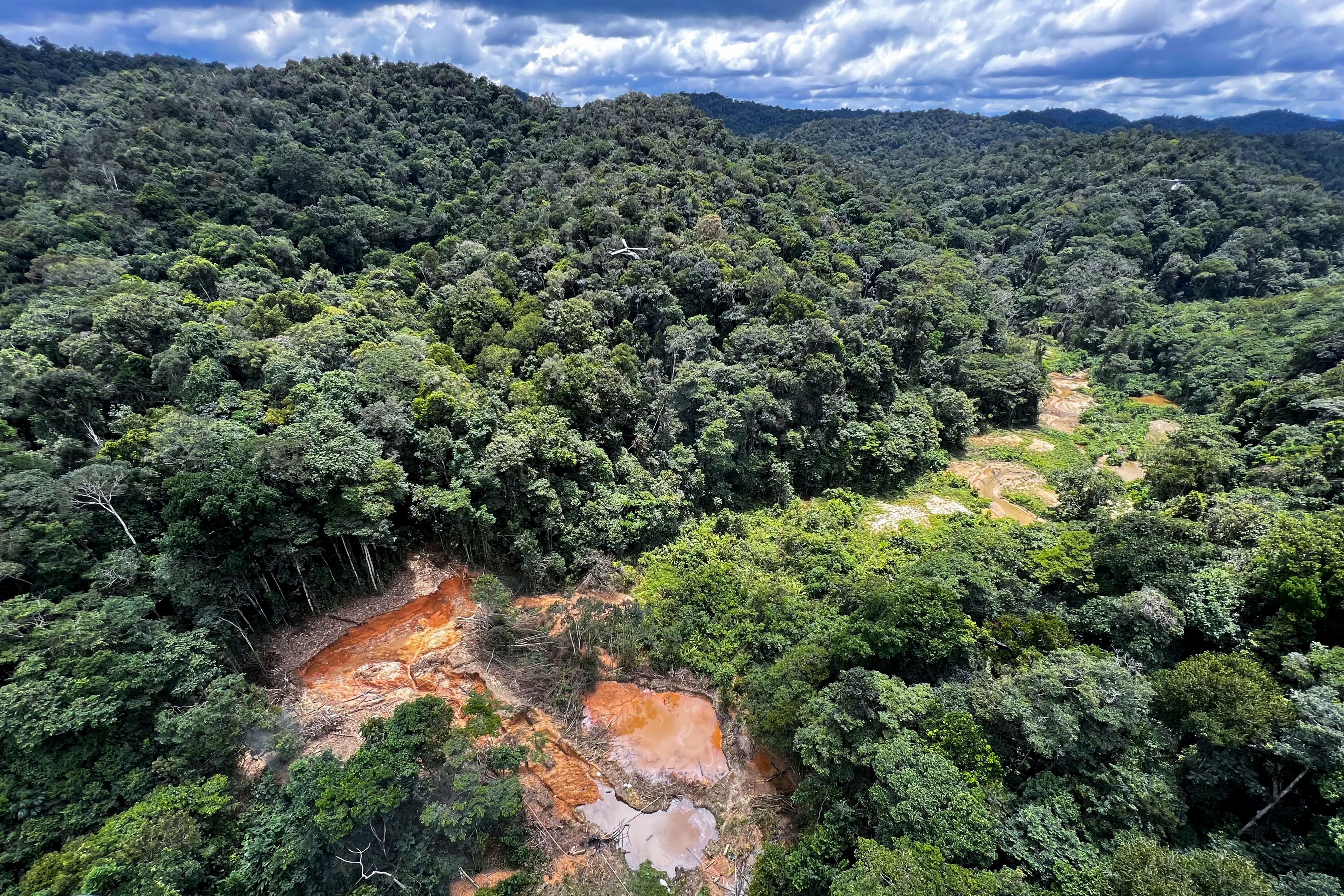 Imagen aérea de un campamento minero ilegal en el estado de Roraima en 2023.