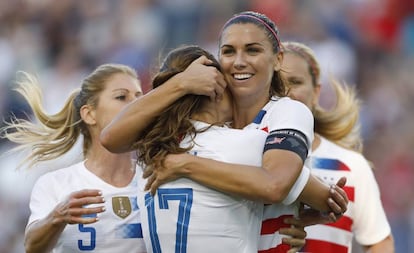 Alex Morgan celebra un gol con sus compañeras de equipo