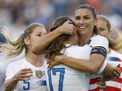 Alex Morgan celebra un gol con sus compañeras de equipo