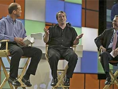 Linus Torvalds, flanqueado por Chris Stone (izq.) y Jack Messman, en la inauguración de Brainshare.