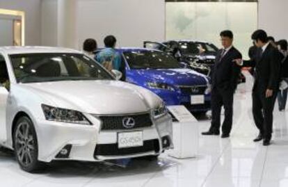 Visitantes observan vehículos híbridos de Lexus en la sala de exposiciones de Toyota en Tokio (Japón). EFE/Archivo