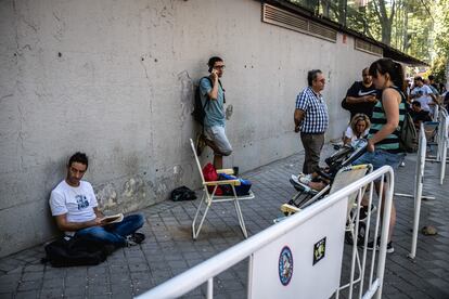 Aficionados del Rayo Vallecano hacen cola este martes para recoger los abonos.