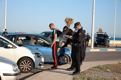 Dos policías cachean a un vecino de La Línea durante un control policial.