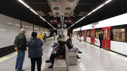 Usuarios de Metrovalencia en una de las estaciones de la red.