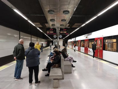 Usuarios de Metrovalencia en una de las estaciones de la red.