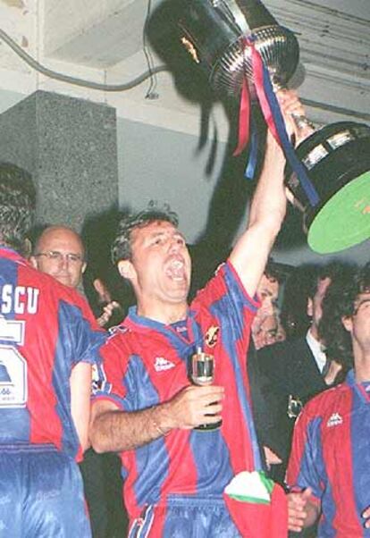 Stoichkov levanta la Copa del Rey de 1997 que ganó el Barcelona al Betis.