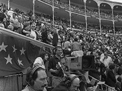 Manolo Molés (izquierda) y Antoñete comentan una corrida de toros en la plaza de Las Ventas de Madrid.