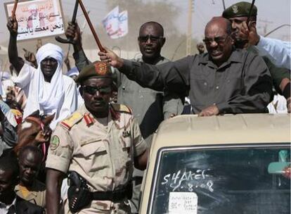 El presidente de Sudán, Omar Hassan al Bashir, a bordo del vehículo que le trasladó durante su visita a Al Fashir, capital de Darfur Norte, el 8 de marzo de 2009.