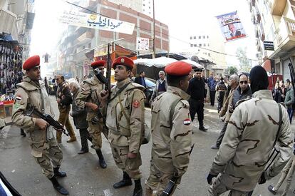 Despliegue de las fuerzas de seguridad egipcias durante las elecciones para votar la nueva Constitución en Egipto