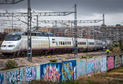 Un AVE a su llegada a la estación Joaquín Sorolla de Valencia. 