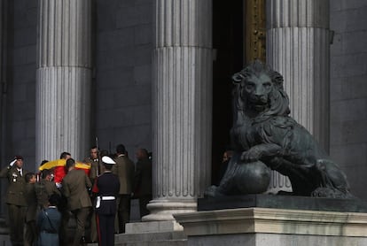 El féretro con los restos mortales de Adolfo Suárez a su llegada al Congreso de los Diputados donde se ha instalado la capilla ardiente.