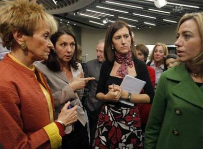 De la Vega y Chacón (a ambos extremos de la imagen), ayer tras la rueda de prensa de la vicepresidenta.