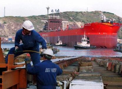 Trabajadores de La Naval, en Sestao, durante la botadura de un buque.