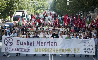 Cabecera de la manifestación que ha partido de la Plaza Moyua de Bilbao, con los secretarios generales de los dos principales sindicatos convocantes, ELA y LAB, sosteniendo la pancarta