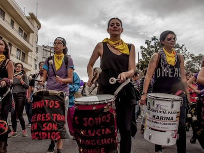 La primera marcha nacional contra el feminicidio en Ecuador, llevada a cabo el 26 de noviembre.