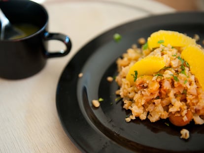 Cuscús de coliflor con naranja y anacardos