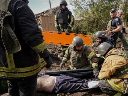 Los equipos de rescate recogen el cadáver de un residente de una localidad de la provincia de Járkov, este jueves.