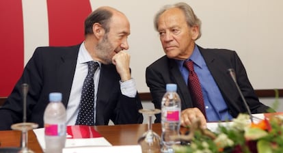 Alfredo Pérez Rubalcaba junto a Torsten Wiesel, Nobel de Medicina en 1981.