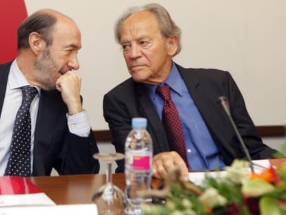 Alfredo Pérez Rubalcaba junto a Torsten Wiesel, Nobel de Medicina en 1981.