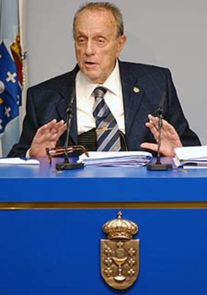 El presidente de la Xunta, Manuel Fraga, durante la rueda de prensa.