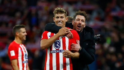 Simeone se abraza a Llorente al final del partido entre el Atlético y el Sevilla.