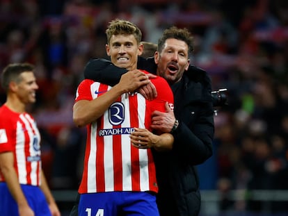 Simeone se abraza a Llorente al final del partido entre el Atlético y el Sevilla.