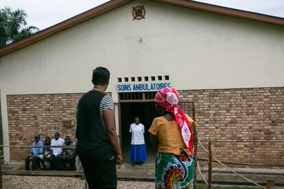 La región de los Grandes Lagos es conocida por su larga historia de violencia comunitaria en las últimas décadas. La violencia de género no es solo un acto de guerra, sino que a menudo se trivializa como un acto común en la región. El contexto sociopolítico actual en Burundi ha proporcionado un entorno propicio para el aumento de la violencia de género contra los niños, las niñas y las mujeres. En las provincias transfronterizas como Makamba, junto a la frontera tanzana, el riesgo aumenta debido al frecuente movimiento de migrantes y refugiados entre Tanzania y Burundi.