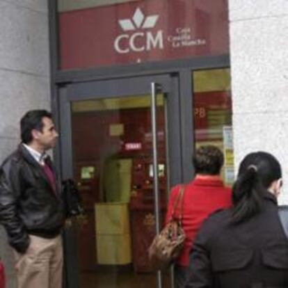 Un grupo de clientes esperaban a primera hora de la mañana en el exterior de la oficina central de CCM de Toledo