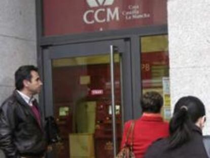 Un grupo de clientes esperaban a primera hora de la mañana en el exterior de la oficina central de CCM de Toledo