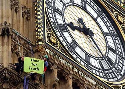 Activistas de Greenpeace colocan un cartel contra la ocupación en el Big Ben de Londres.