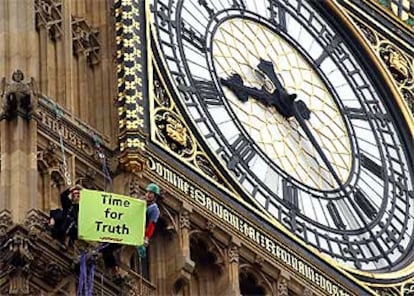 Activistas de Greenpeace colocan un cartel contra la ocupación en el Big Ben de Londres.