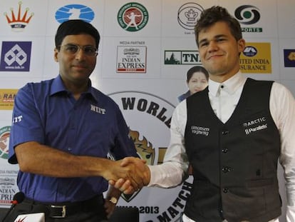 Viswanathan Anand y Magnus Carlsen se saludan tras una rueda de prensa el jueves.
