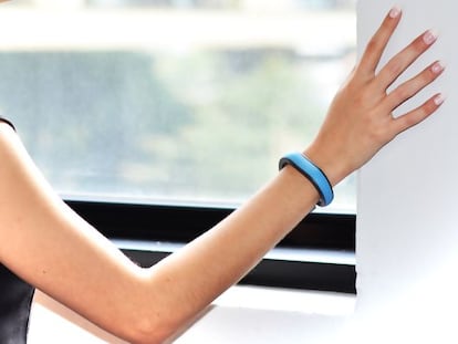 Olvidar tus contraseñas y llevarlas en la muñeca ya es posible con la pulsera Everykey