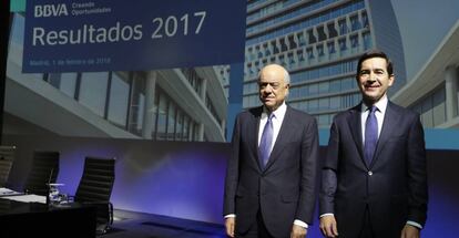 El presidente de BBVA, Francisco Gonz&aacute;lez, y el consejero delegado, Carlos Torres Vila, ayer en la presentaci&oacute;n de resultados.