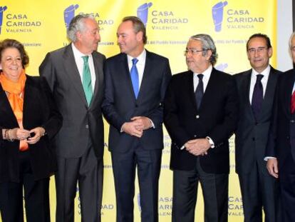Premiados por Casa Caridad con el presidente Alberto Fabra y la alcaldesa Rita Barberá.