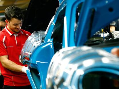 Empleados de la f&aacute;brica de Porsche en Stuttgart-Zuffenhausen, Alemania.
 