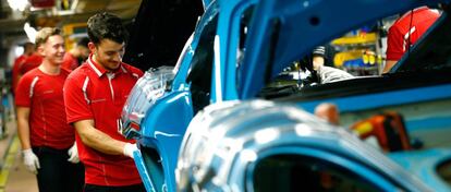 Empleados de la fábrica de Porsche en Stuttgart-Zuffenhausen, Alemania.