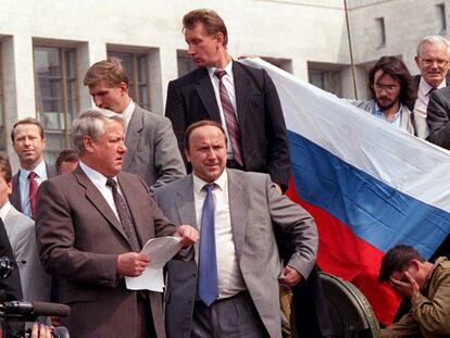 Boris Yeltsin se dirige a la multitud desde lo alto de un tanque frente al Parlamento ruso, en Mosc&uacute;, durante el intento del golpe de Estado de agosto en la URSS.