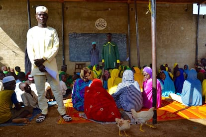 El maestro de una escuela Coránica de Maroua posa en su clase.