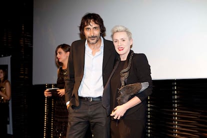 Eugenio Recuenco, fotógrafo y presidente del jurado, junto a la ganadora al mejor Fashion Film, Monica Menez.