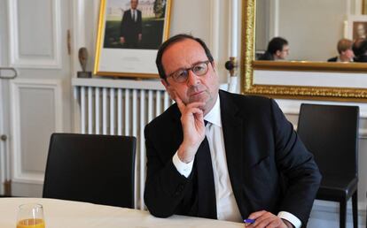 El expresidente Hollande, en su oficina de París.