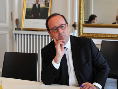 El expresidente Hollande, en su oficina de París.