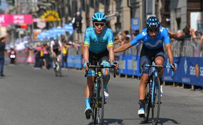 Superman López y Mikel Landa, tras llegar a la meta de Pinarelo.