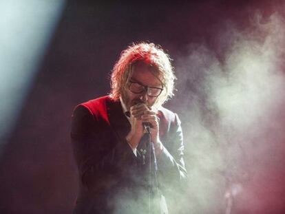 Matt Berninger, el cantante de la banda de rock alternativo estadounidense The National, durante el concierto en el Festival SOS 4.8 de Murcia. 