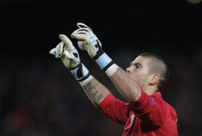Valdés celebra un gol de Messi.